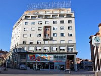Trg bana Jelačića 3, zgrada Assicurazioni Generali sagrađena 1939. prema projektu Marcella Piacentinija  Zgrada Assicurazioni Generali na Trgu bana Jelačića 3 /Tkalčićeva 1 sagrađena je 1938./1939. prema projektu Marcella Piacentinija. Nabusita, masivna i akontekstualna gradnja talijanskog fascio-racionalizma, trajno osporavana zbog svog formata i grubog zaklanjanja vidika na gornjogradsku akropolu, no ujedno izvrsne prostorne organizacije, posebice korisničke distribucije u parternoj zoni, s elegantnim detaljiranjem u skupocjenom materijalu. U prvom katu dviju glavnih fronti zgrade poslovne prostorije Udruženja hrvatskih arhitekata i Društva arhitekata Zagreba.